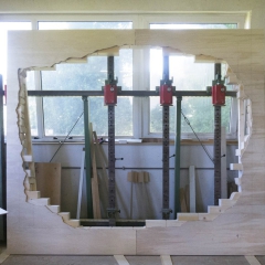 Kulissenwand aus Holz in Produktion